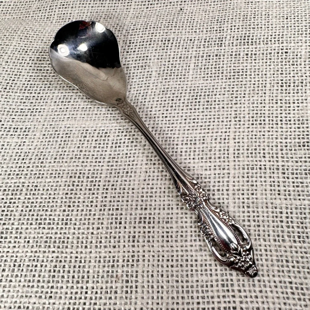 Oneida Distinction Deluxe Stainless Sherbrooke Sugar Shell Spoon 6‎ Inch HH